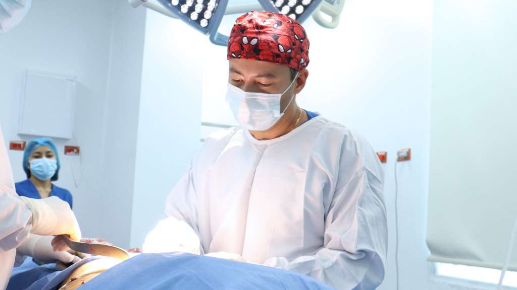 Candidatas para Cirugía de Aumento de Senos, Dr. Leonardo Rueda, Cirujano Plástico